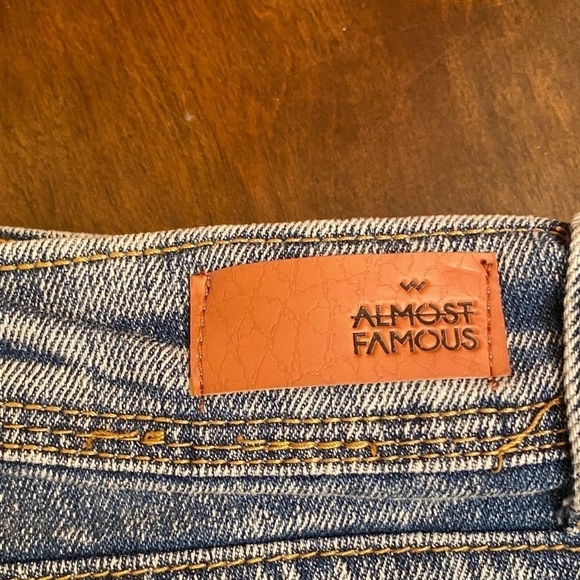 ALMOST FAMOUS CROCHET SHORTS Distressed - Picture 3 of 6